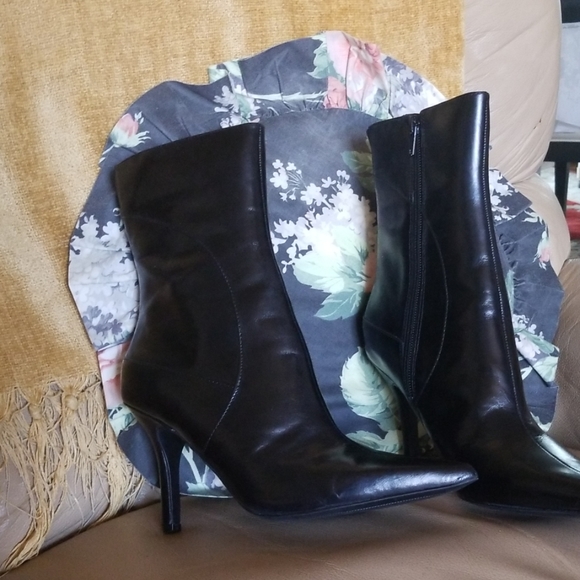 Boot - Picture 2 of 2